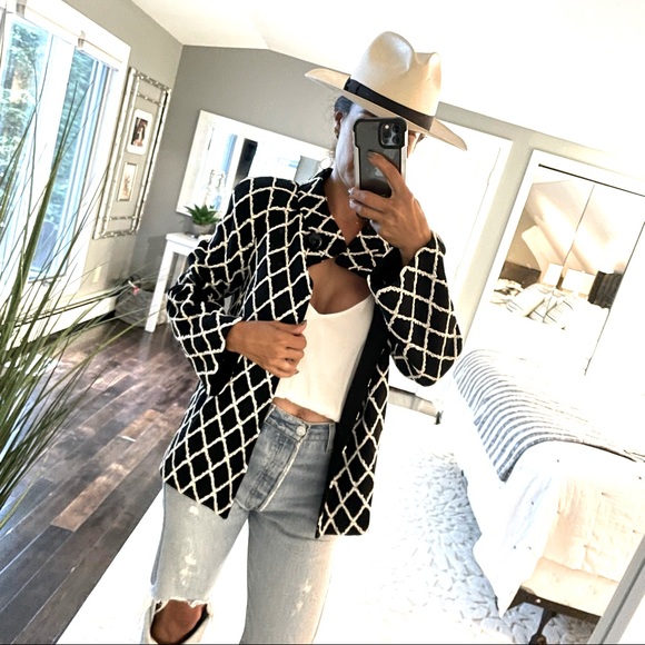 St. John Jackets & Blazers - St. John black and white textured embroidered 1 button jacket / blazer size 2